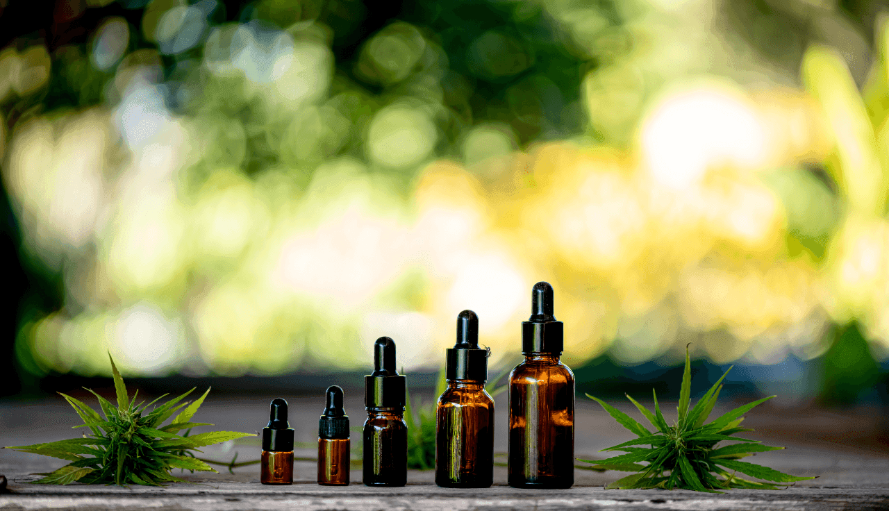 Cannabisextrakte in verschiedenen Flaschengrößen
