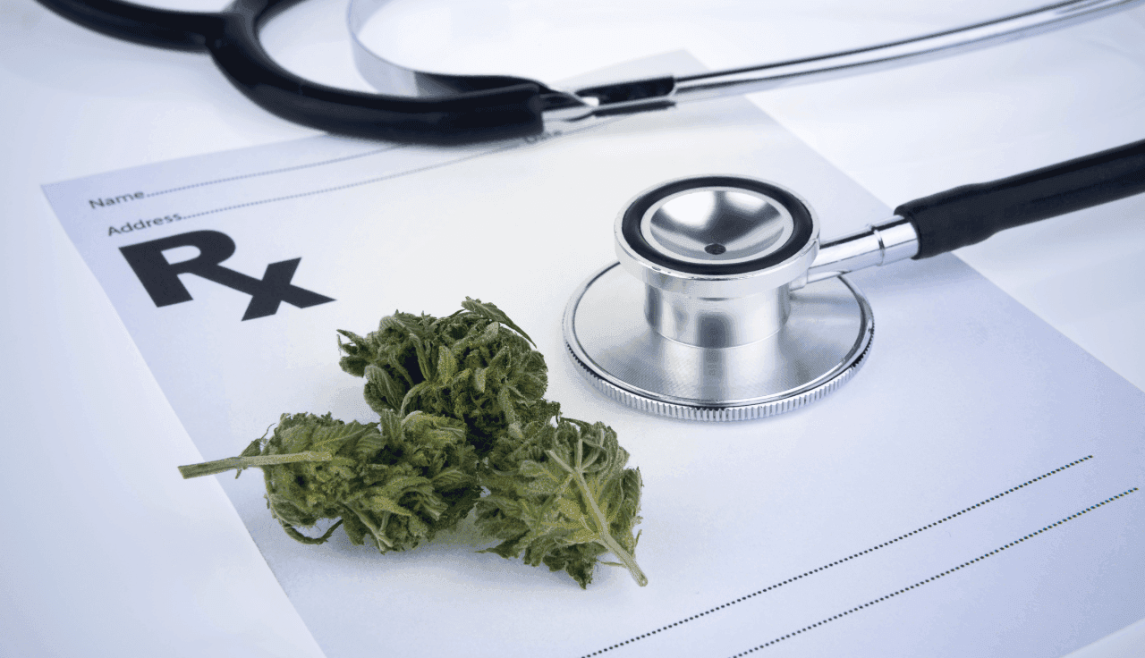 Cannabisblüten mit Rezept und Stethoskop